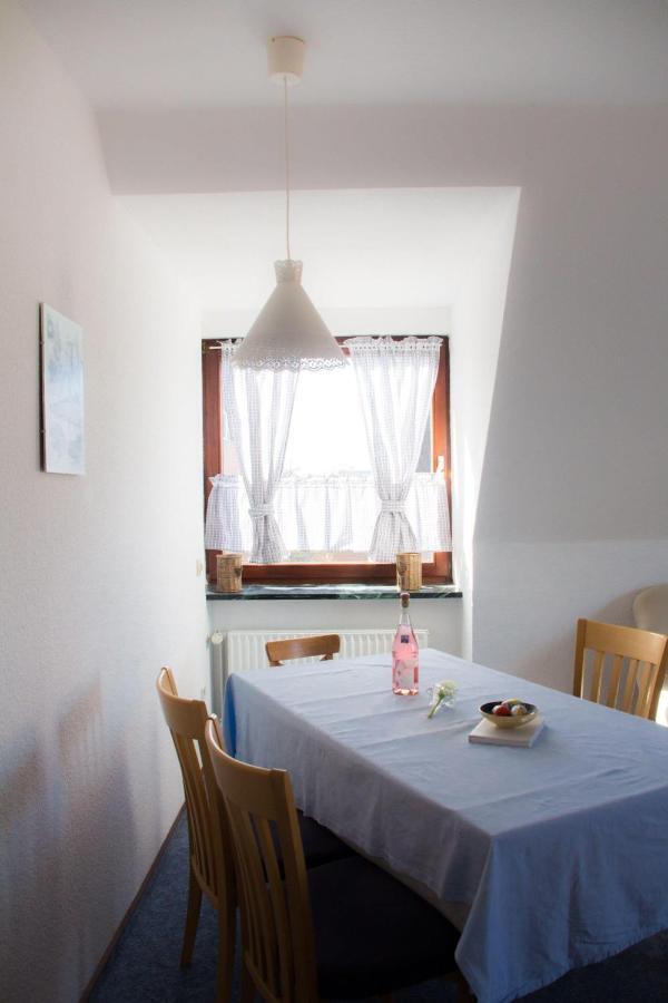 Ferienwohnungen-Neue-Tiefe-Wohnung-Kleiderbuegel Neue Tiefe Fehmarn Extérieur photo